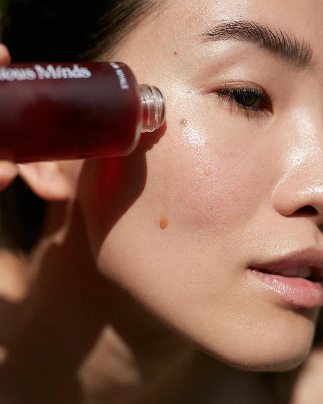 Clean skincare antioxidant serum with plant-based extracts Australia. Vitamin rich botanical serum supporting skin glow and protection by Gracious Mind.
